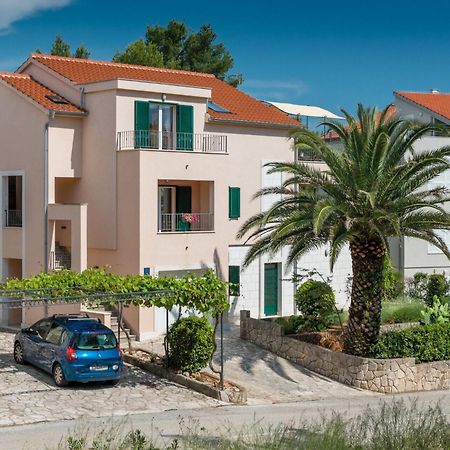Apartments Seric Vrboska Bagian luar foto