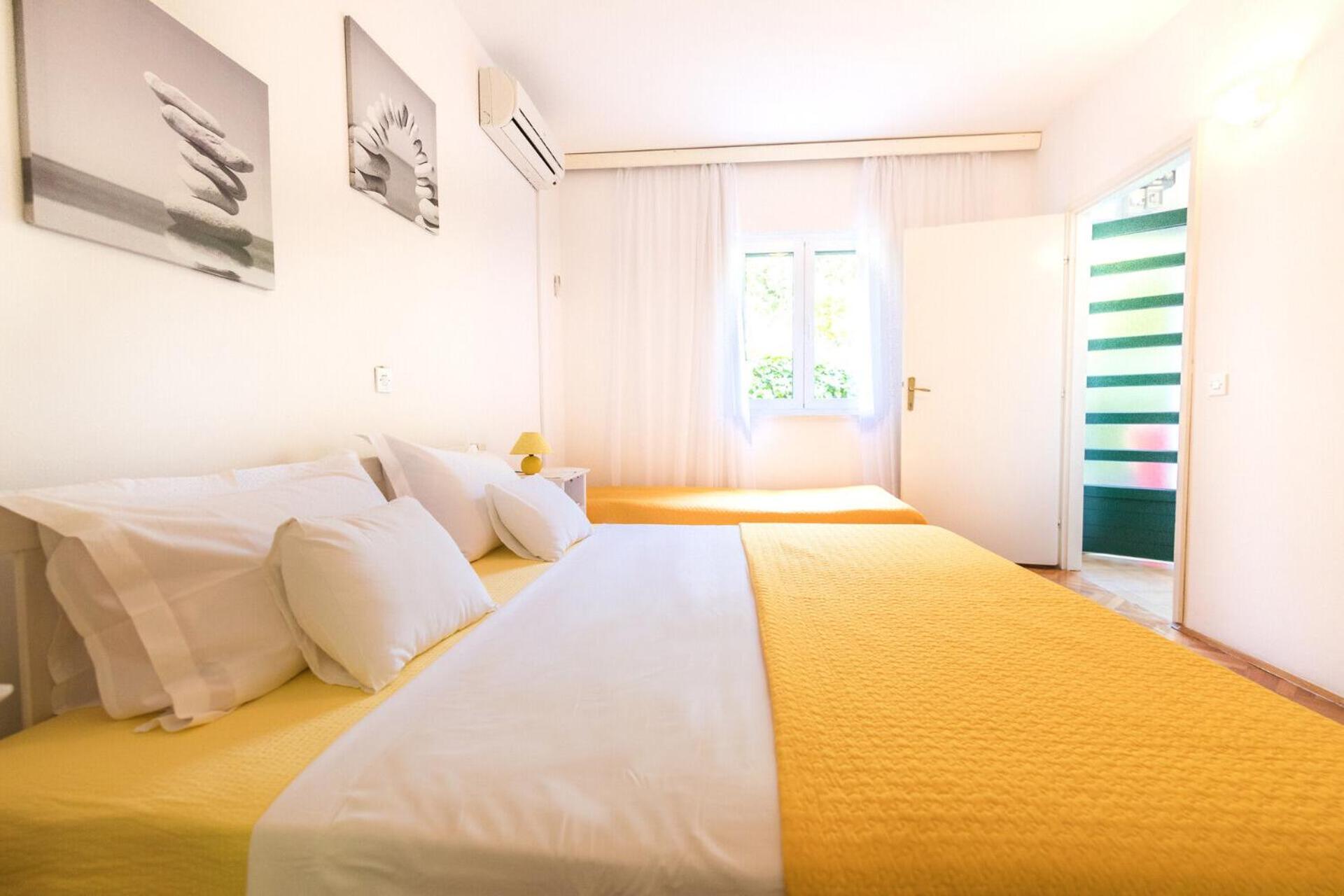 Apartments Seric Vrboska Bagian luar foto