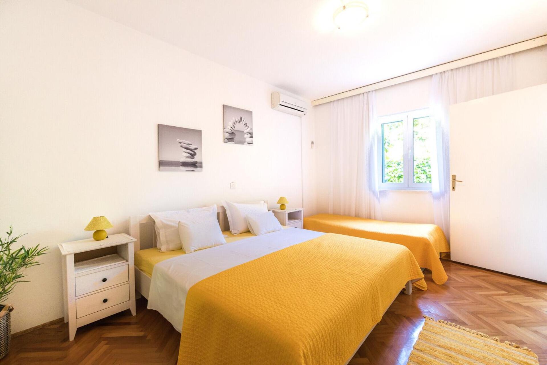 Apartments Seric Vrboska Bagian luar foto