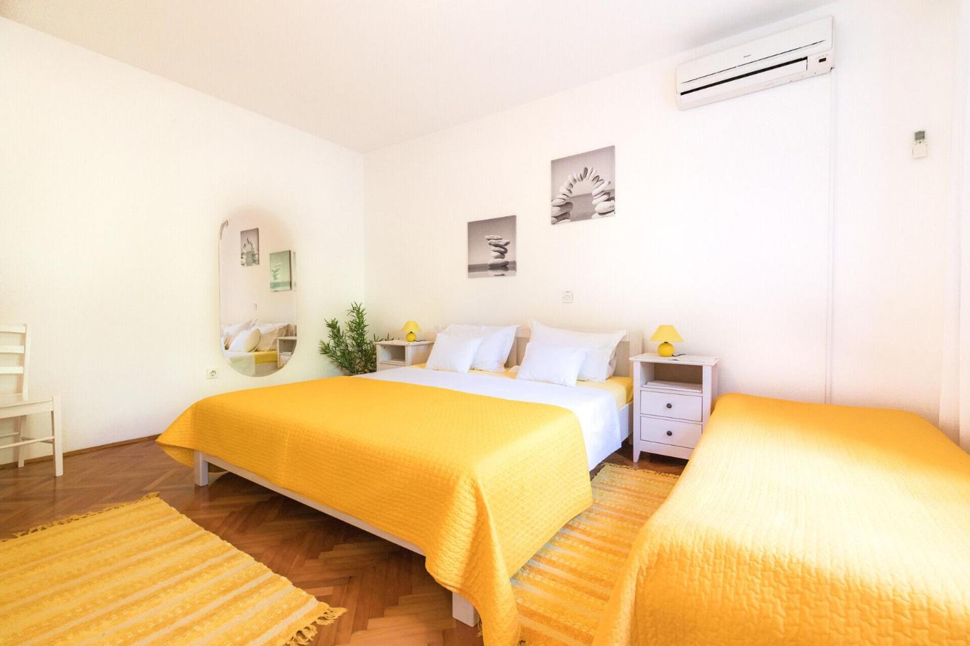 Apartments Seric Vrboska Bagian luar foto