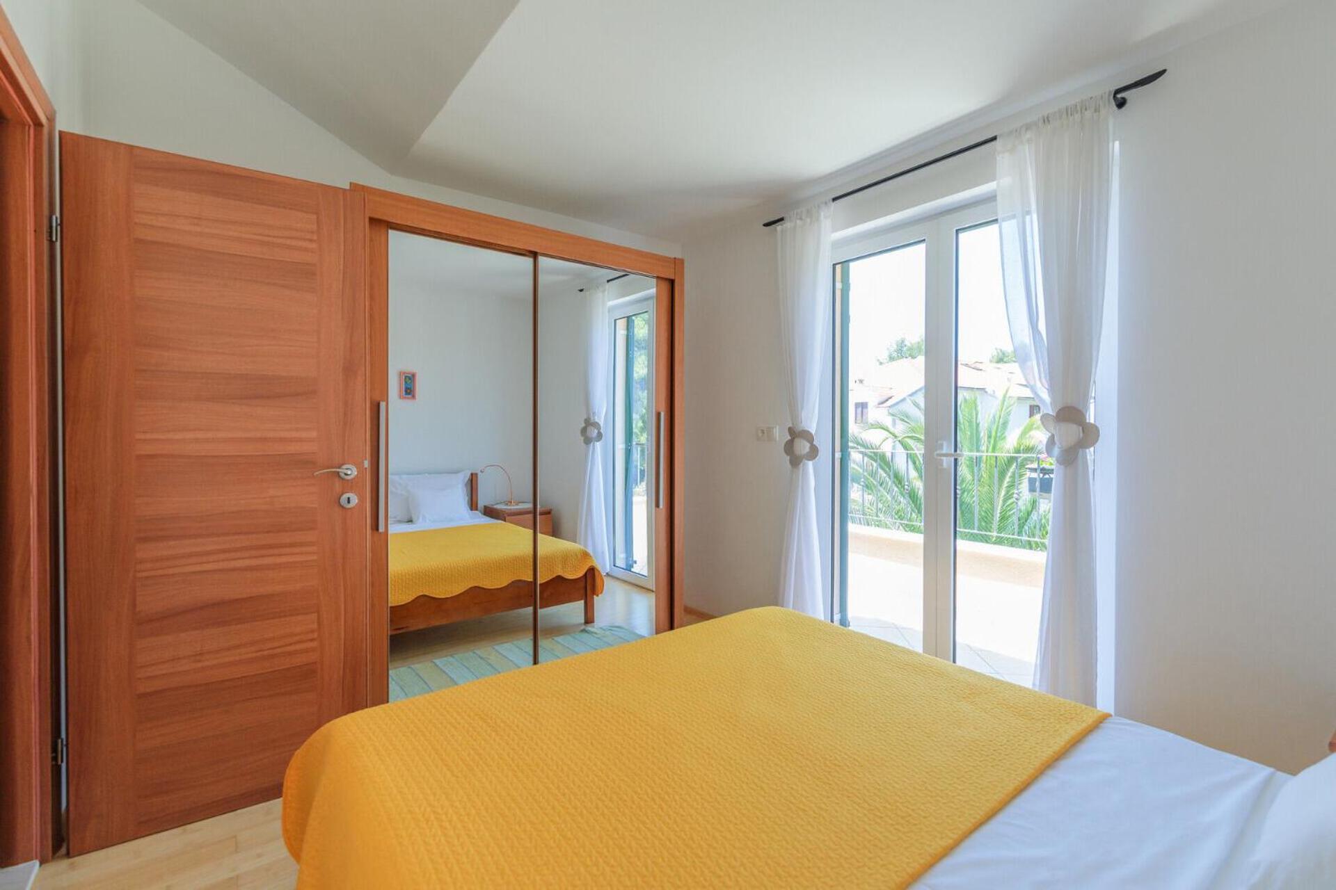 Apartments Seric Vrboska Bagian luar foto