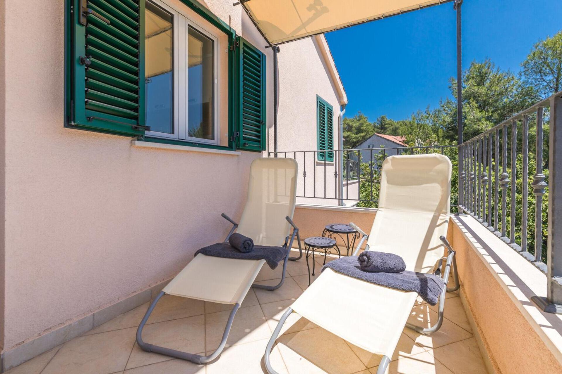 Apartments Seric Vrboska Bagian luar foto